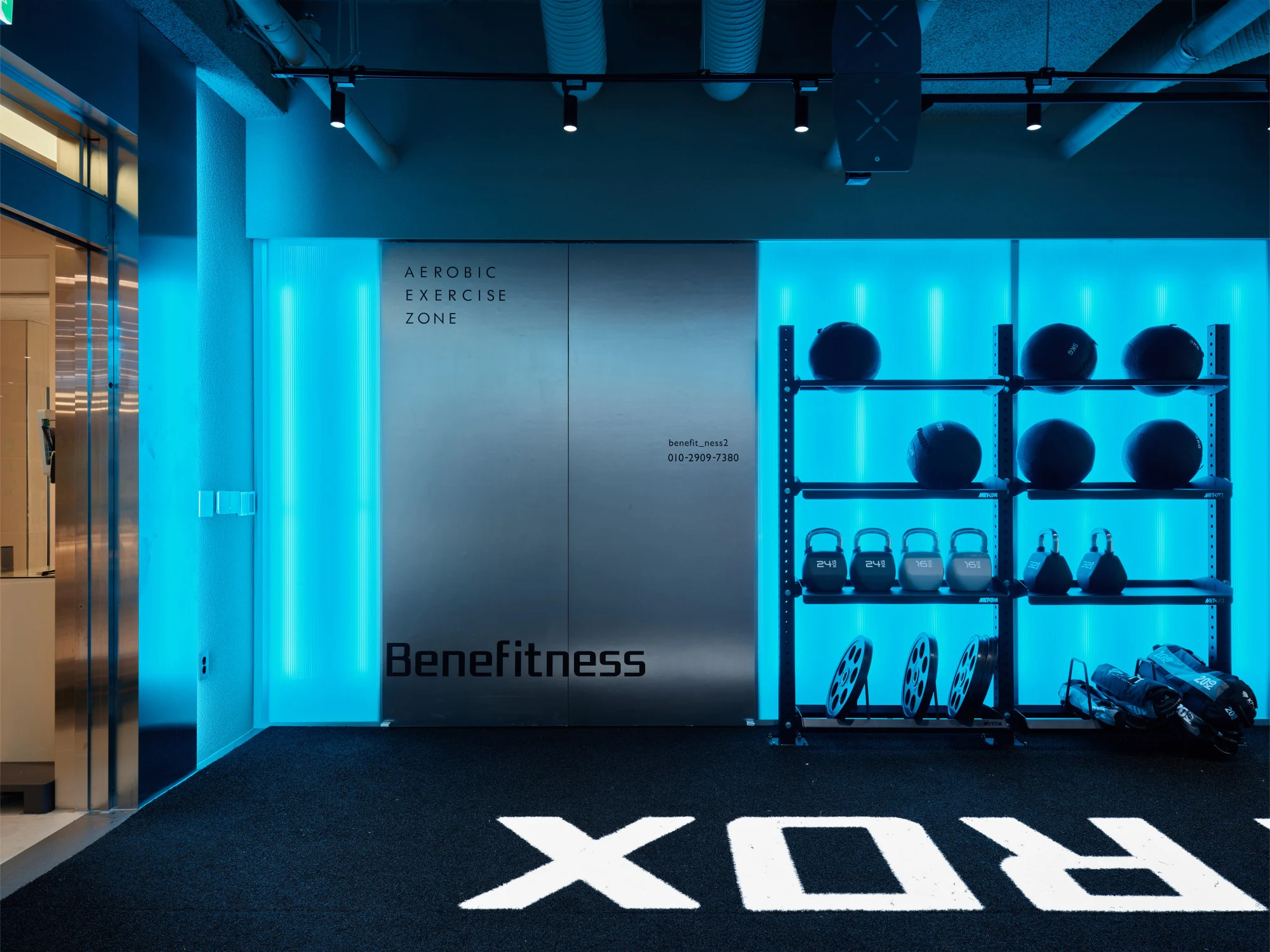 베네피트니스 HYROX — 라운지와 연결되는 출입문 및 장비 수납