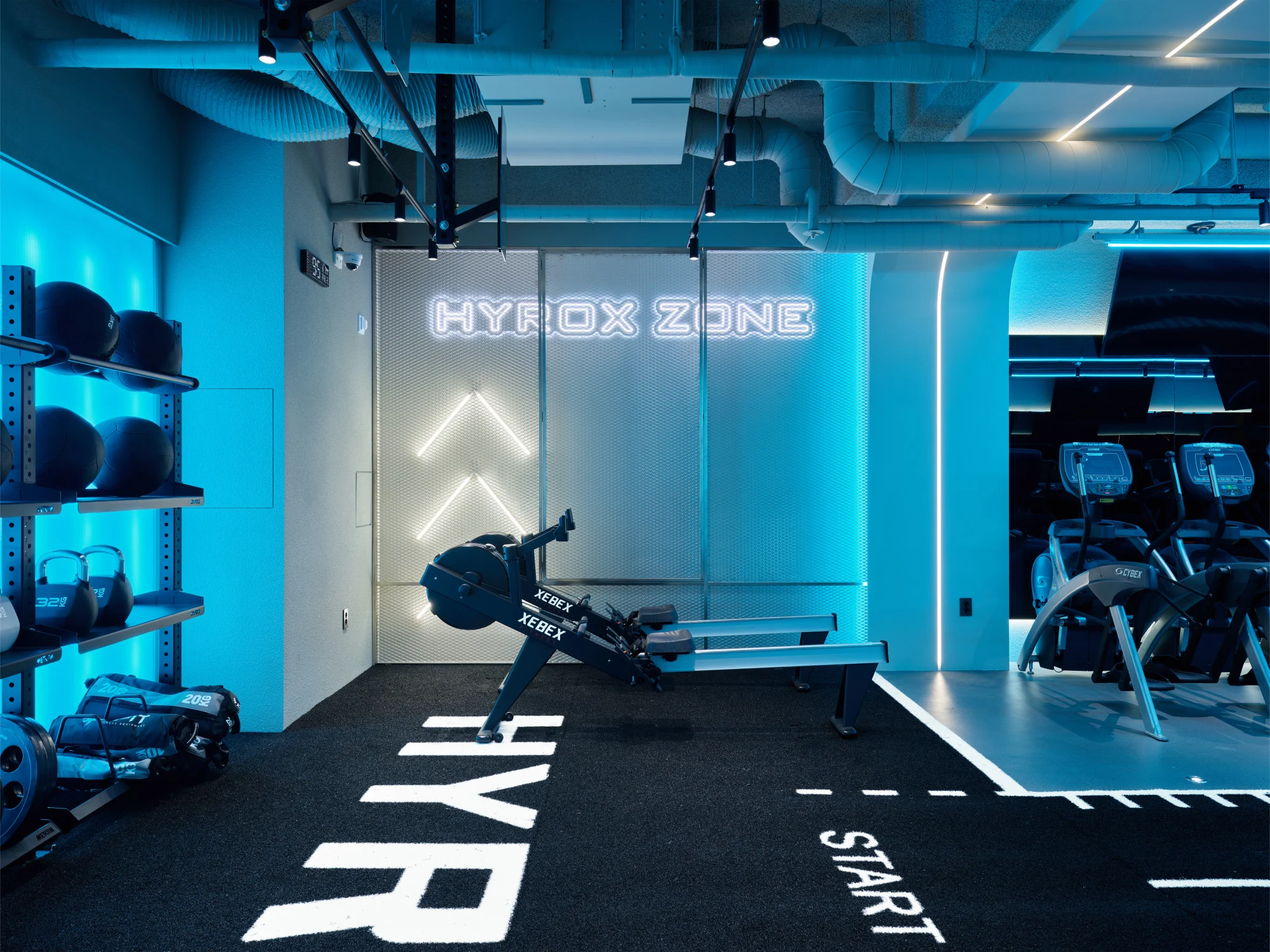 베네피트니스 HYROX — 벽면 그래픽과 운동 트랙으로 구분한 HYROX 존