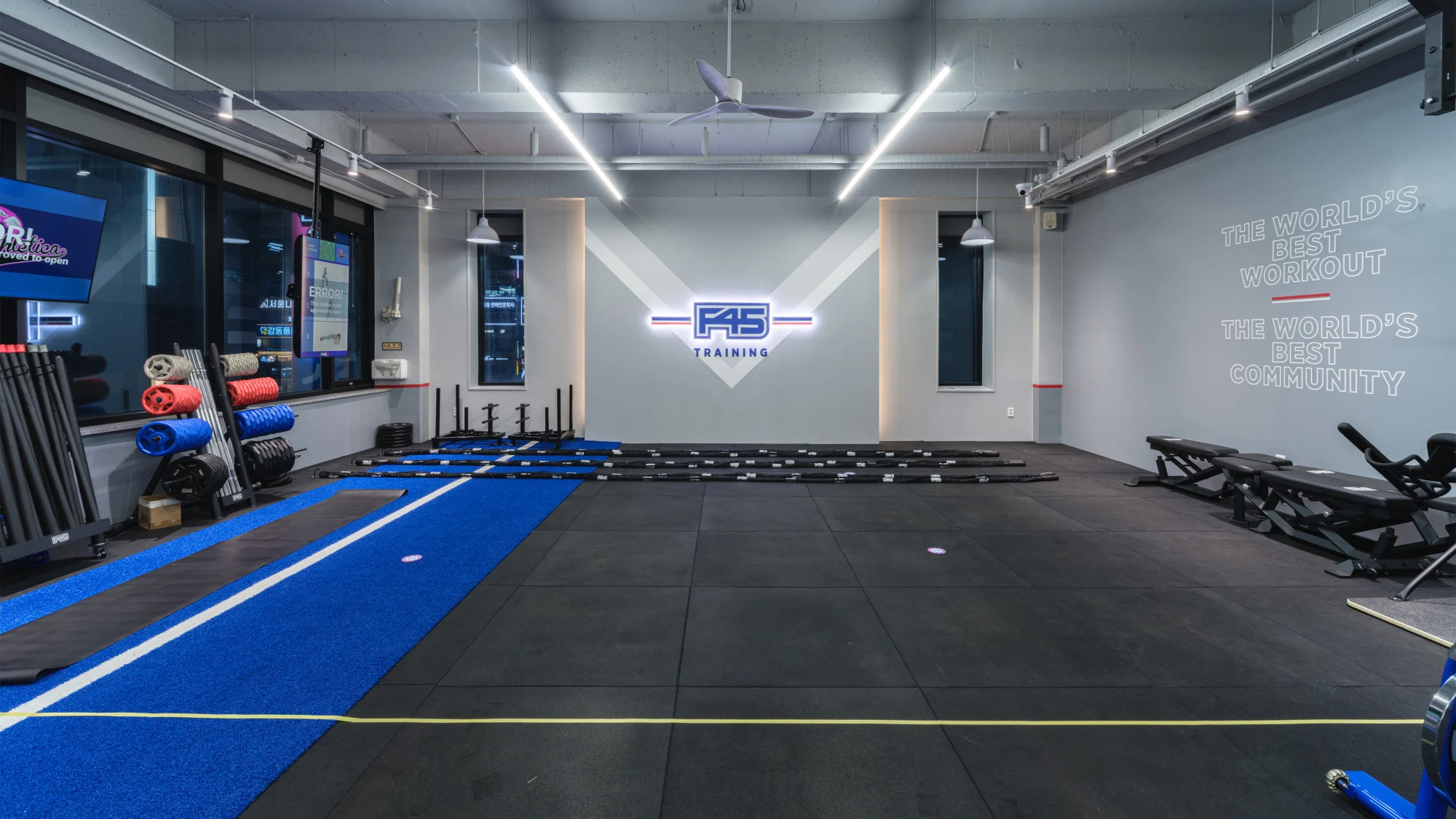 F45 TRAINING 불당점 — 브랜드 사인과 블루 트랙이 있는 운동 영역