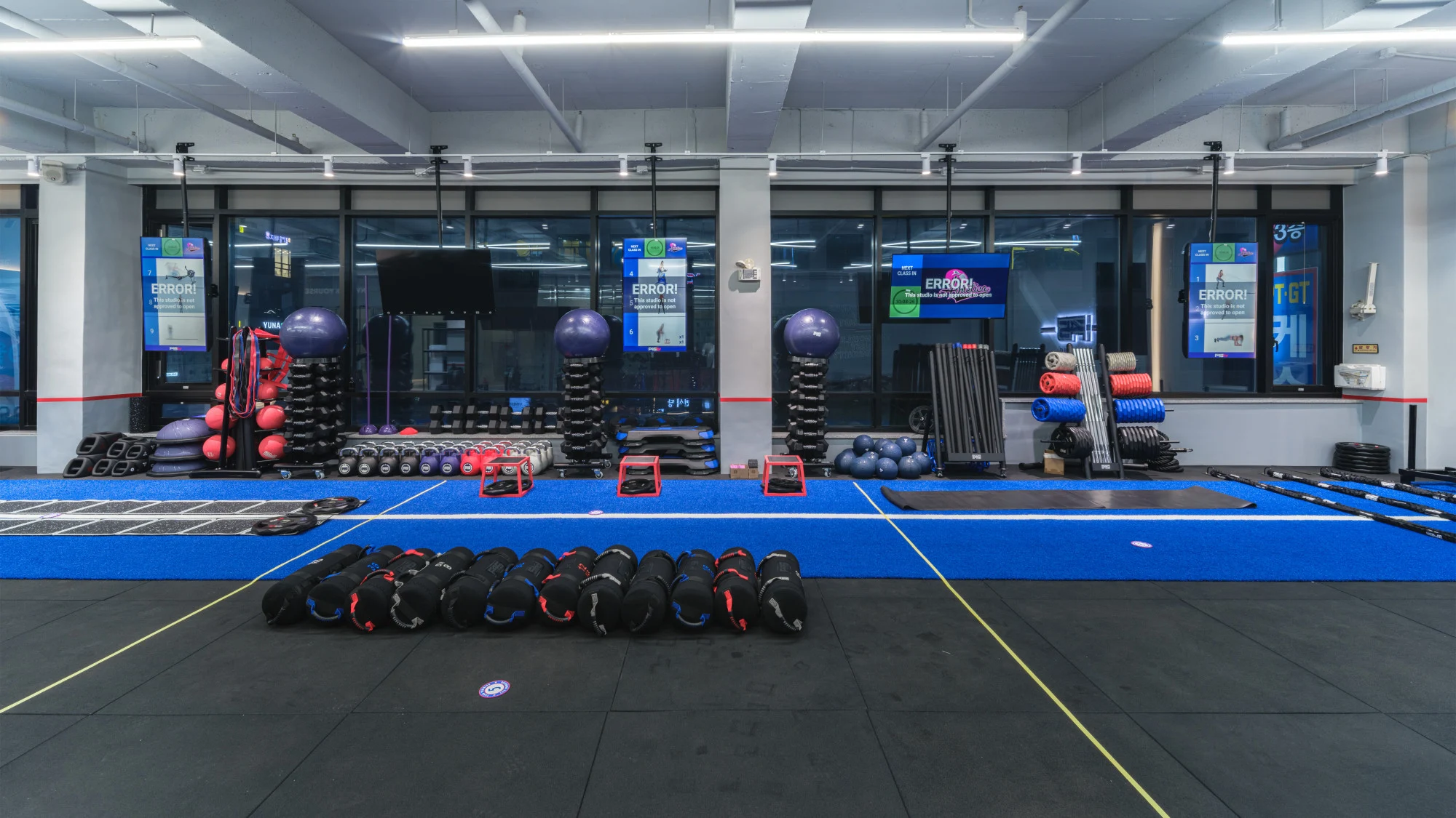 F45 TRAINING 불당점 — 창을 따라 배열한 트레이닝 장비와 바닥 트랙