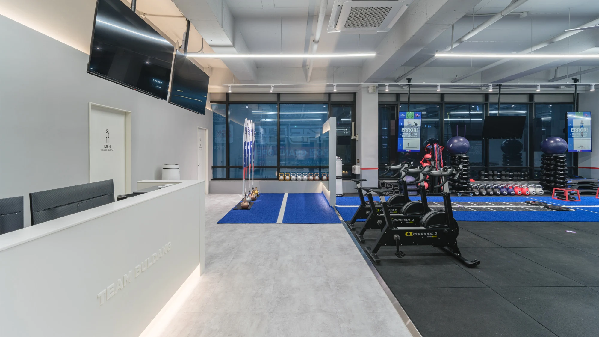 F45 TRAINING 불당점 — 카운터에서 트레이닝 공간으로 이어지는 동선