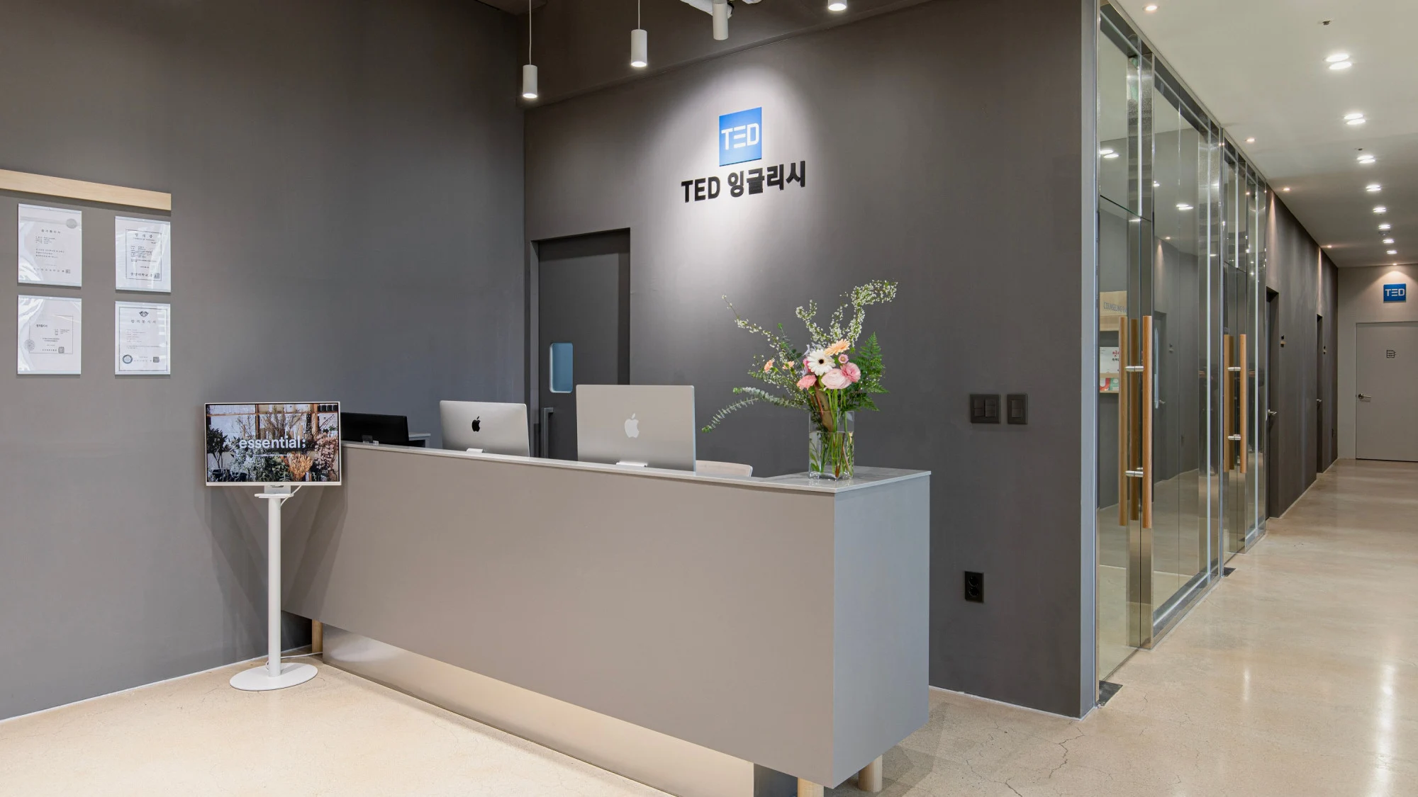 테드잉글리쉬 — 인포데스크와 긴 복도의 연결