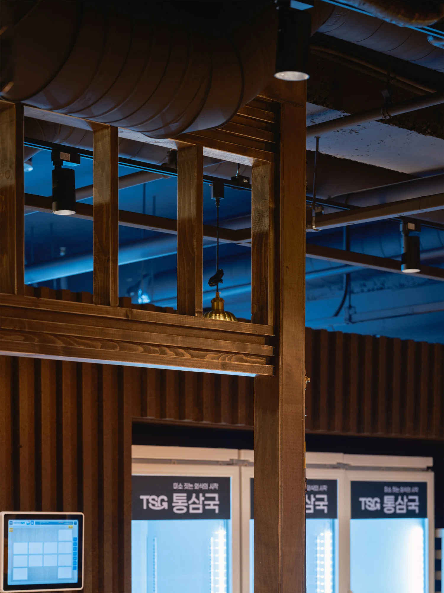TSG 통삼국 오창점 — 입구 상부의 우드 프레임